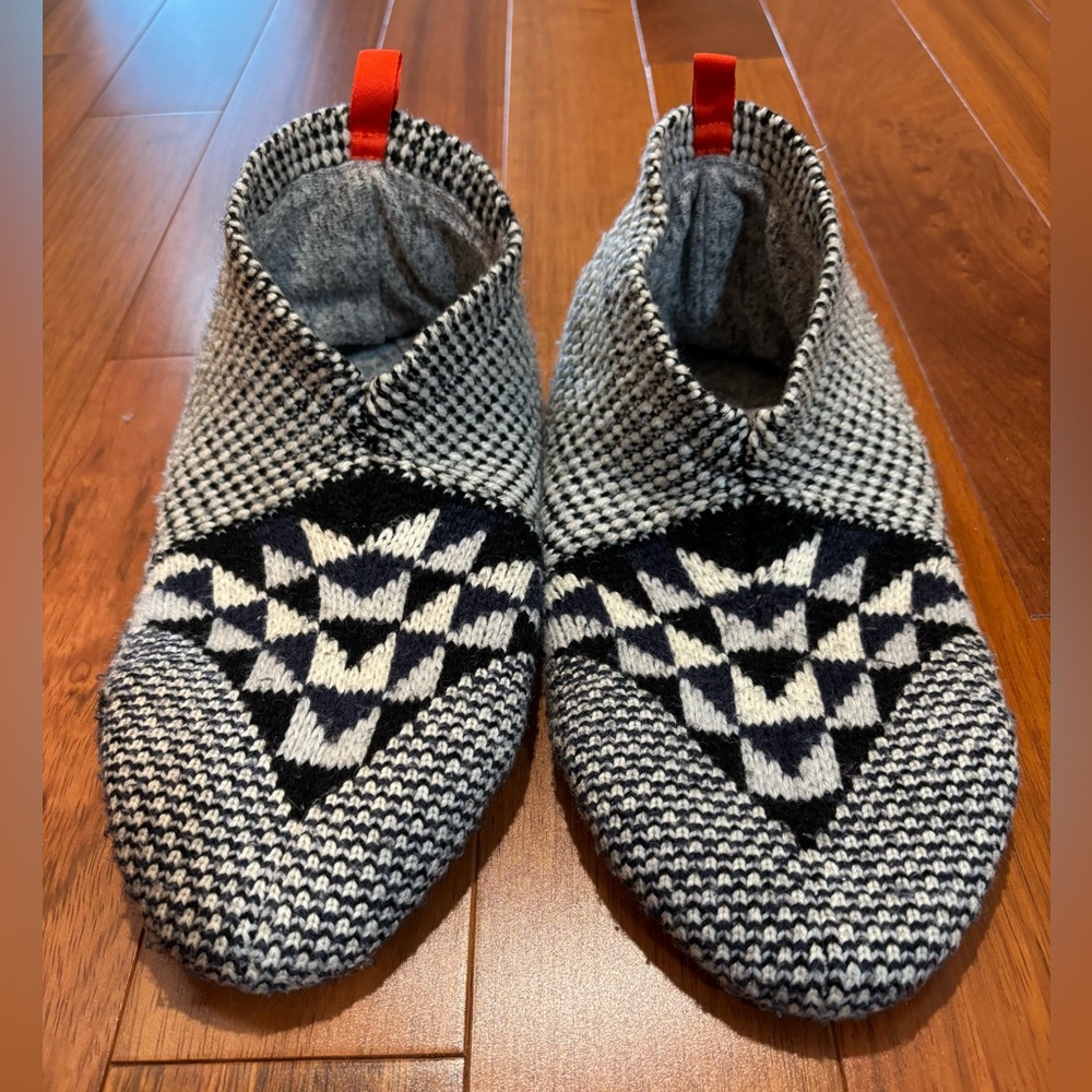 Bombas Gripper Slipper, size Large Men’s 9.5 - 13